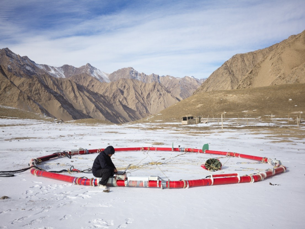 科研人員在新疆和田地區測試航空大地電磁探測系統.png 科研人員在新疆和田地區測試航空大地電磁探測系統.png